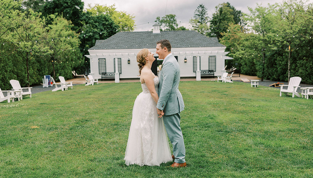 bride and groom at Taconic's outdoor courtyard